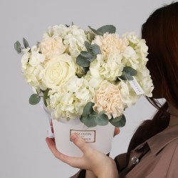 Цветы в коробке с гортензией и диантусами